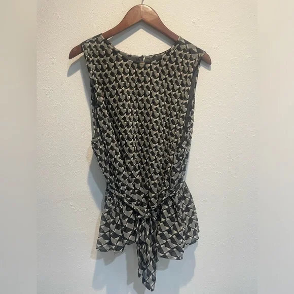 BANANA REPUBLIC XL blouse. Geometric pattern in shades of gray and black. EUC - Picture 1 of 8